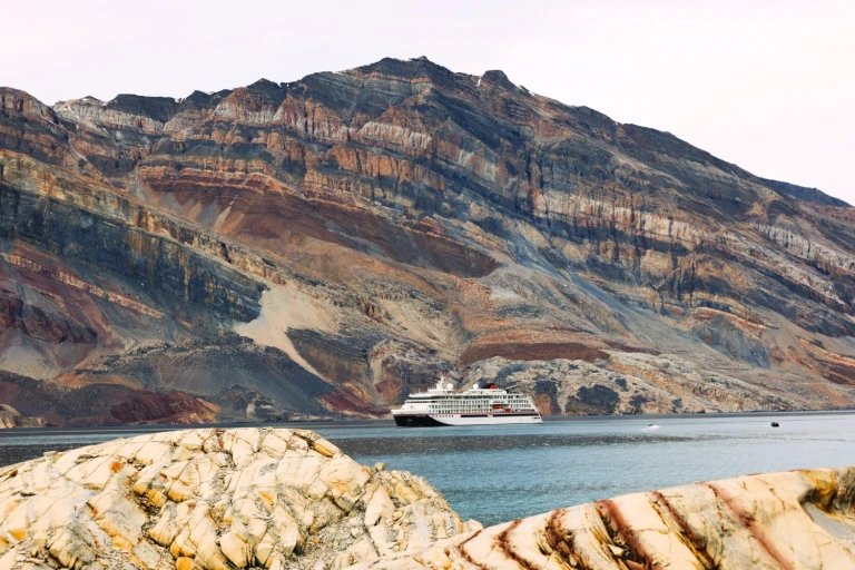 Expedition nordostgroenland und rund um island teil 3 nordostgroenlandsegelsaellskapet fjord hanseatic spirit