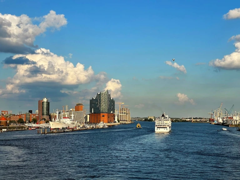 Hanseatic spirit 2 tage shake down cruise erste eindrueckehanseatic inspiration hamburg elbphilharmonie