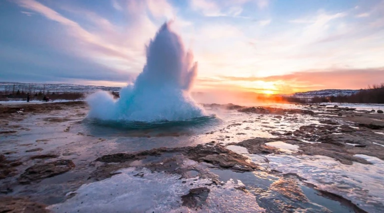 Island mystisches land aus feuer und eistitelshutterstock 364612373