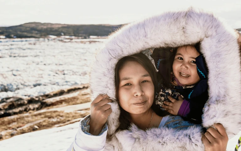 Inuit mutter mit kind nunavut