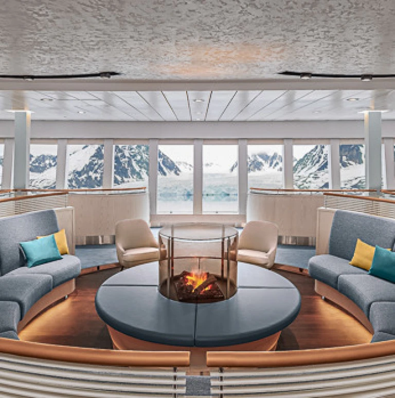 Kaminfeuer innerhalb Ruhelodge auf HANSEATIC nature