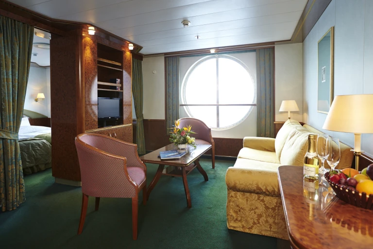 Ms hamburg hk11 zweibett suitekabine225 15 scaled