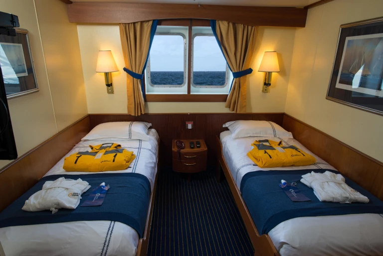 Ocean adventurer zweibettkabine mit fensterquark expeditions ocean adventurer main deck twin window cabin 214 8820 scaled