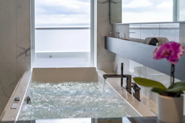 Scenic eclipse spa suite sascenic eclipse spa suite bathroom 2 min