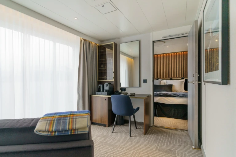 Ultramarine owners suitequark expeditions ultramarine owners suite cabin 617  30 min