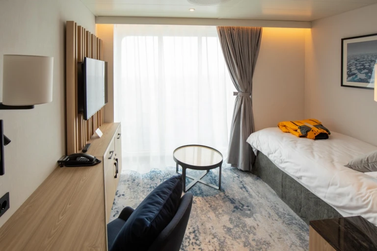 Ultramarine panorama einzelkabinequark expeditions ultramarine solo panorama cabin 624  1 min