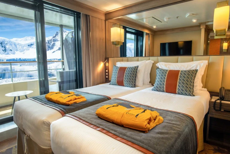 World explorer superior suite mit balkonquark expeditions world explorer superior suite cabin 610 10 scaled