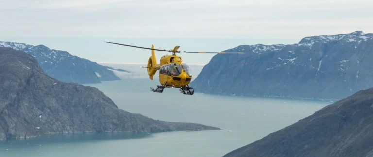 Abenteuer suedgroenland die majestaetische alpine arktis ultramarine quark expeditionsqe helicopter in landscapes 4m9a9214 michellesole min aspect ratio 1500 630