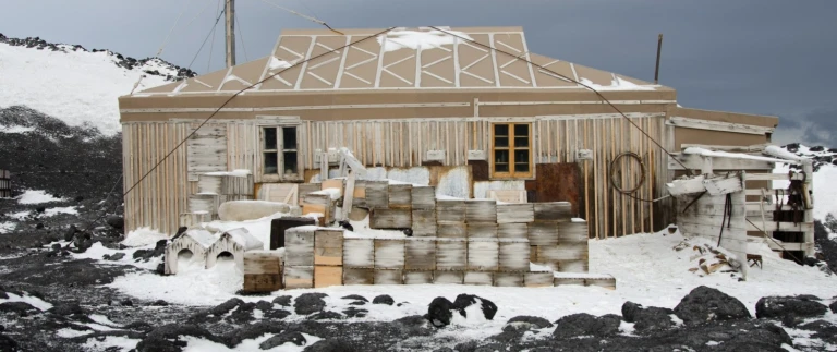 Auf den spuren von scott und shackleton rossmeer antarktis(c) jj lheureux cape royds hut min aspect ratio 1500 630 1696847397