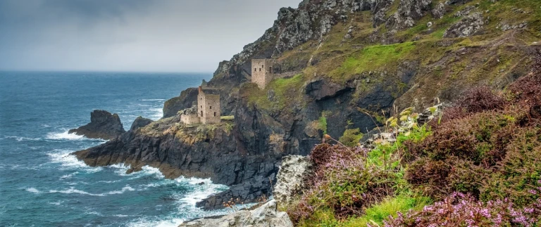 Ausflug auf der irischen seecornwall malerische kueste england aspect ratio 1500 630