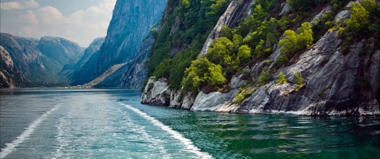 Der geschmack von norwegen und island mit scenic eclipseshutterstock 233087611 1 scaled aspect ratio 1500 630 scaled