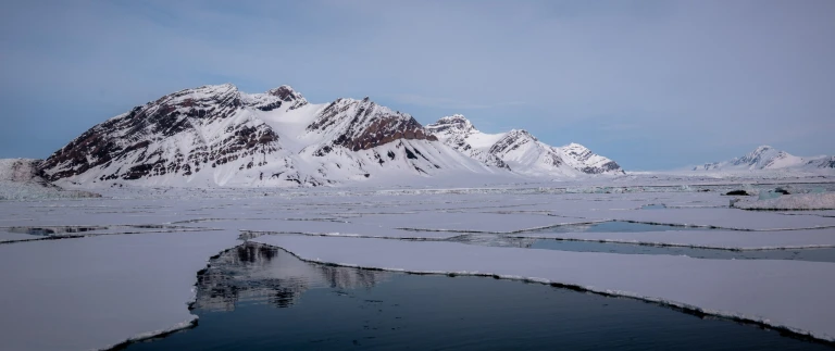 Die gipfel spitzbergens ski segelom malik spitzbergen scaled aspect ratio 1500 630 2 scaled