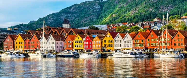 Expedition auf den spuren der postschiffroute sommerbergen bryggen norwegen scaled aspect ratio 1500 630 1 scaled