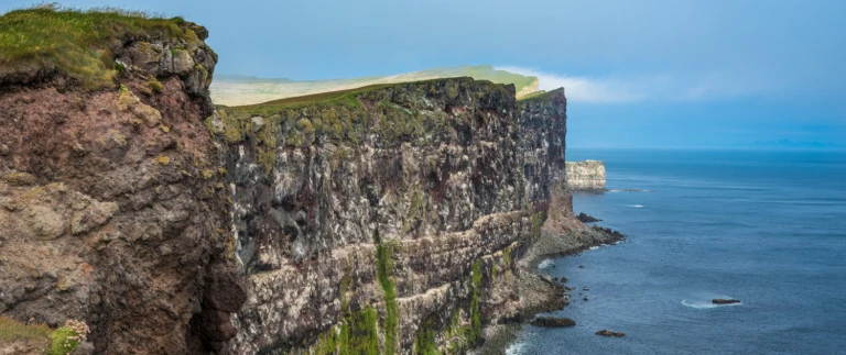 Expedition auf den spuren von erik dem rotenshutterstock island latrabjarg klippen scaled aspect ratio 1500 630 scaled
