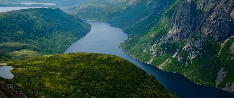 Expedition groenland neufundland und sankt lorenz strom spaetsommer in eisblau und naturgruenshutterstock gros morne im gros morne nationalpark aspect ratio 1500 630