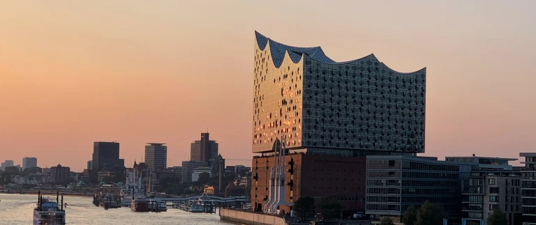 Expedition west und ostgroenland nordisches erbe aus eis und fels hanseatic spirit von kangerlussuaq nach hamburghamburg elbphilharmonie scaled aspect ratio 1500 630 1 scaled