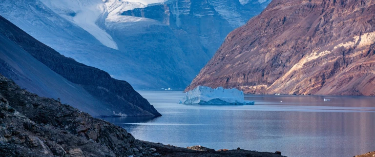 Hurtigruten groenland die ultimative expedition fjorde und nationalparksblumenbucht kaiser franz joseph fjord aspect ratio 1500 630 1