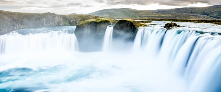 Kombikreuzfahrt vom nordkap ueber die grossen seen bis nach island ms hamburgnaveen raj dhanapal godafossjpg scaled aspect ratio 1500 630 scaled