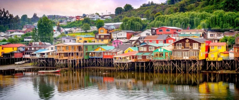 Silversea expedition durch die chilenischen fjorde suedgehendcastro holzhaeuser aspect ratio 1500 630 1