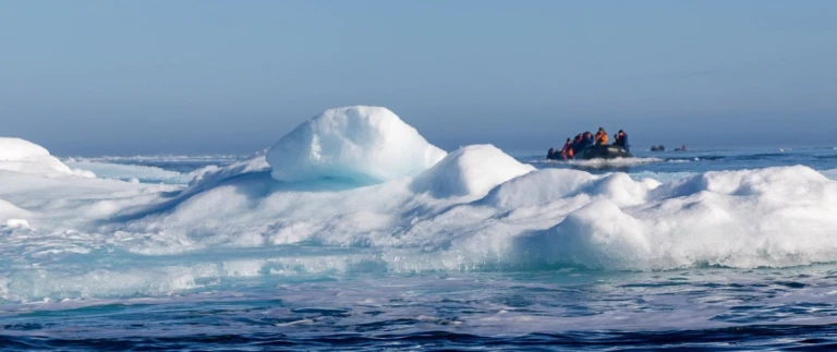Spitzbergen umrundung ein hoehepunkt der expedition quark expeditions ultramarine04 reisebericht spitzbergen world voyager iii aspect ratio 1500 630