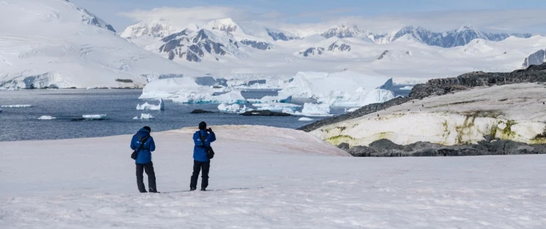 Suedliche shetlandinseln antarktis und ueberquerung des suedlichen polarkreisesantarctica detaille island guests ae small aspect ratio 1500 630