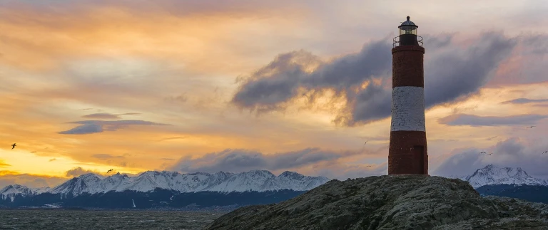 Umfassende expeditionsreise antarktis und patagonien kurs nordushuaia lighthouse 4073638 1920andres zorko aspect ratio 1500 630