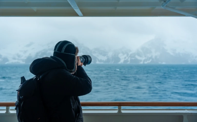 Fotograf auf Antarktis Kreuzfahrtschiff Expedition Professionelle Teleobjektiv Geländer Blick auf Eisberge