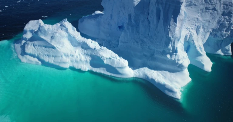 Erstaunliche Antarktis Eisberge im türkisfarbenen Wasser von oben nach unten Blick. Riesengroße Gletscher schwimmen im kalten Ozean.