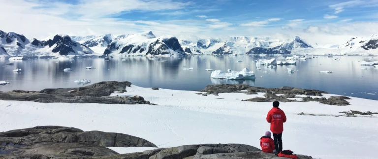 Poseidon Expeditions Gäste gucken auf das Meer mit Eisschollen