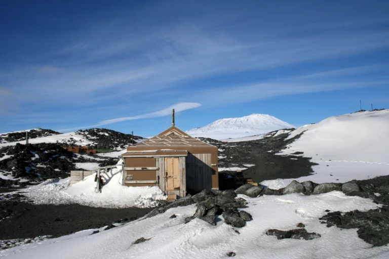 Sir Ernest Shackletons Hütte am Ufer des McMurdo-Sundes in der Antarktis.