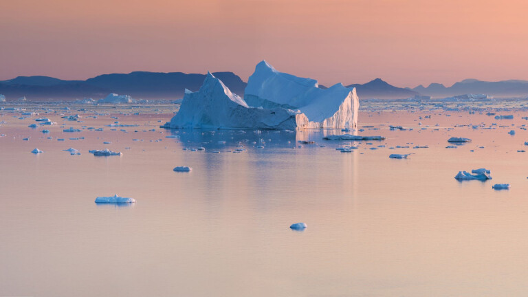 Eisberg im Eisfjord bei Sonnenuntergang