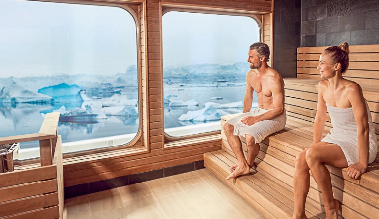 Zwei Personen blicken von Sauna auf HANSEATIC inspiration auf arktische Eisflächen