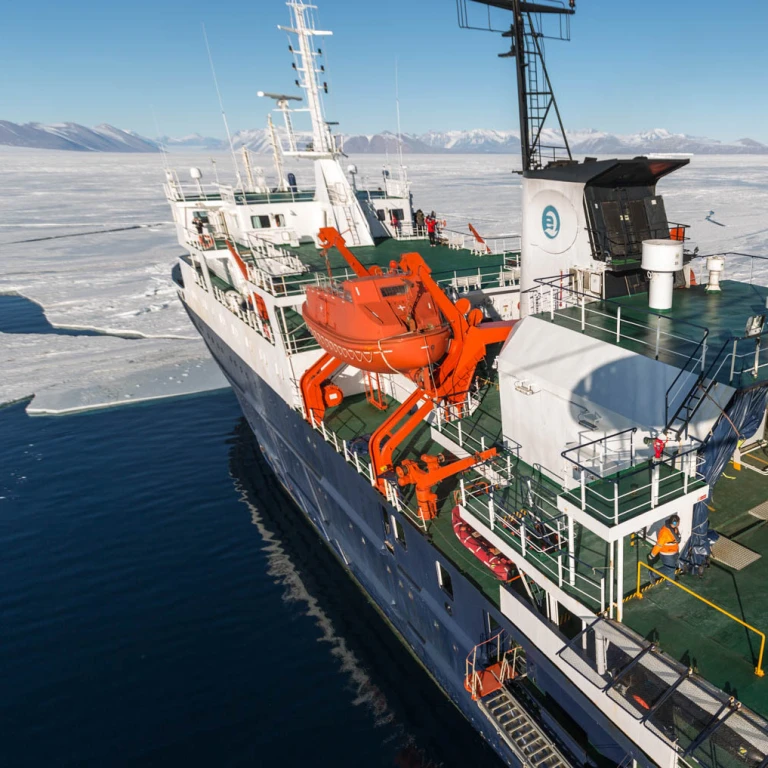Ms orteliusgallery ross sea taylor valley dry valleys ortelius c rolf stange oceanwide expeditions 1.jpg rolf stange 400x290 aspect ratio 295 295