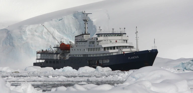 Ms planciusplancius in the polar circle errera channel robert van kempen 787x258 scaled aspect ratio 295 143