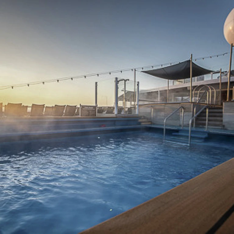 Ms roald amundsensvommebasseng ms roald amundsen hgr 137725 1920 foto oscar farrera 400x290 aspect ratio 295 295 1