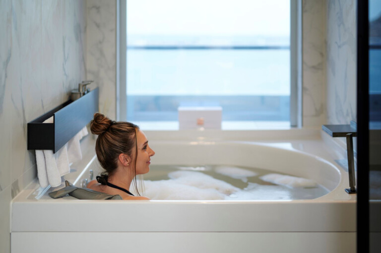 Scenic Ikon | Dame im Bad der Signature Spa Suite