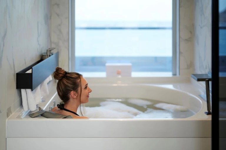 Scenic Ikon | Dame im Bad der Signature Spa Suite