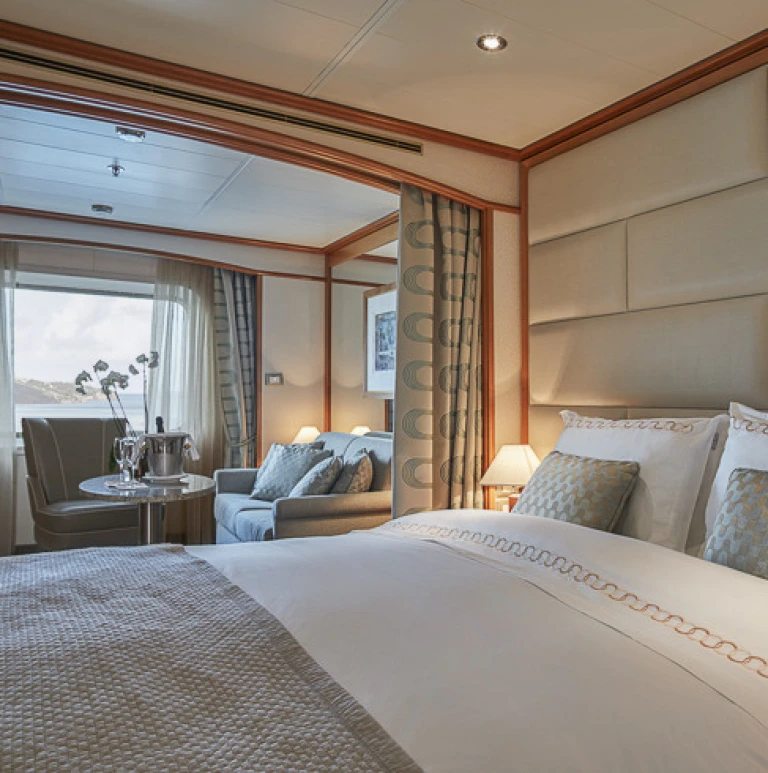 Silver whispersilverseawhispervistasuite2123 560x490 aspect ratio 447 450