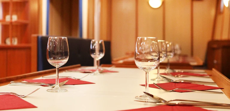 Sv rembrandt van rijnrembrandt van rijn dining (c) monica salmang oceanwide expeditions 2.jpg monica salmang 560x349 aspect ratio 295 143 1683786630