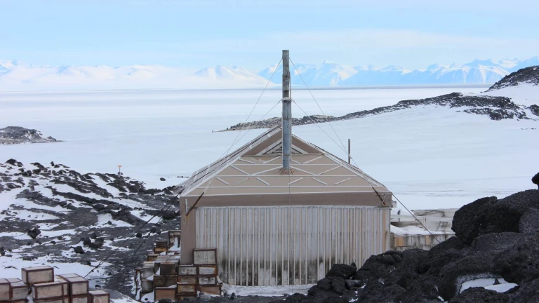 Virtueller reisevortrag expeditionen mit der heritage adventurer rossmeer neuseelands subantarktis und melanesien 10 11 22 1930uhr dauer ca 90 minutenshackletons huette cape royds ross island