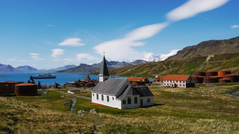 Antarktis suedgeorgien grytviken kirche cherylramalho shutterstock 699817975