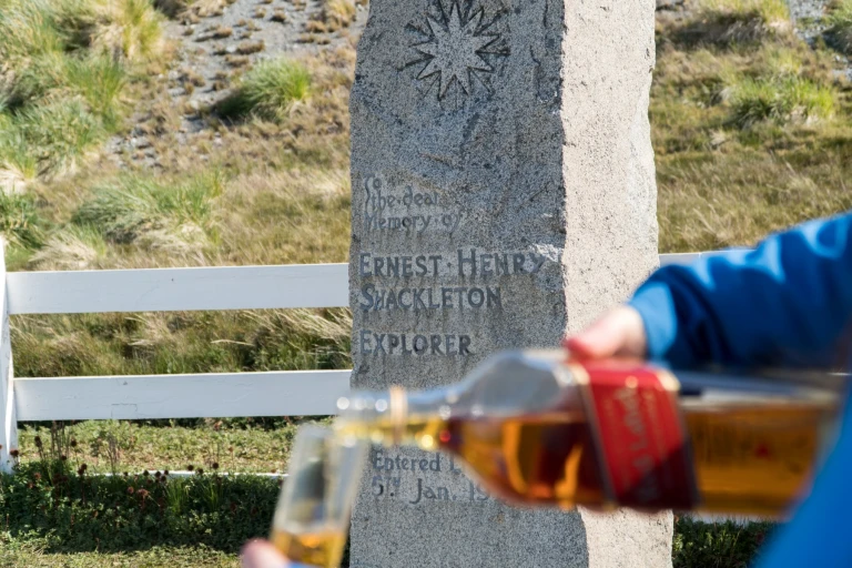 Antarktis suedgeorgien grytviken whiskey toast grab ernest shackleton thomas barrat shutterstock 1674669814