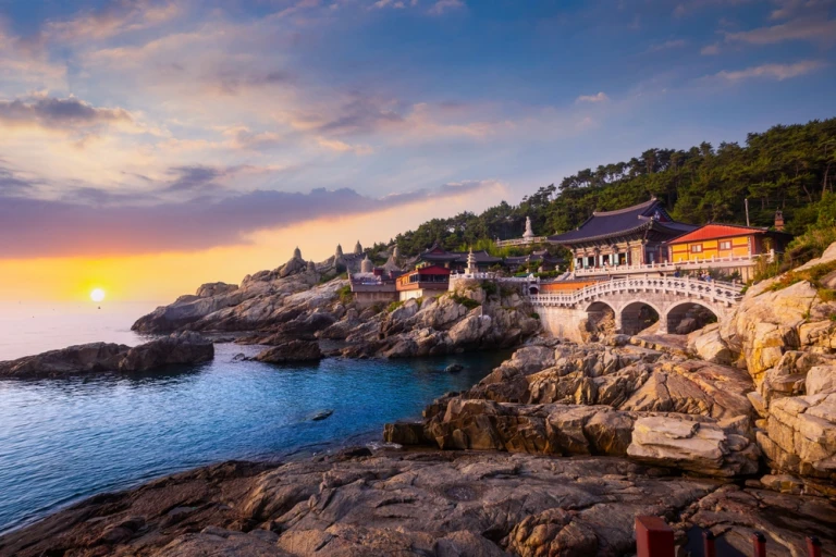 Busan-Landschaft am Haedong Yonggungsa Tempel in Busan, Südkorea.