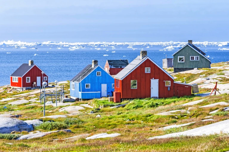 Die bunten Häuser von Rodebay, Grönland. Diese Siedlung liegt auf einer kleinen Halbinsel, die vom Festland in die östliche Disko-Bucht hineinragt, 22,5 km nördlich von Ilulissat.