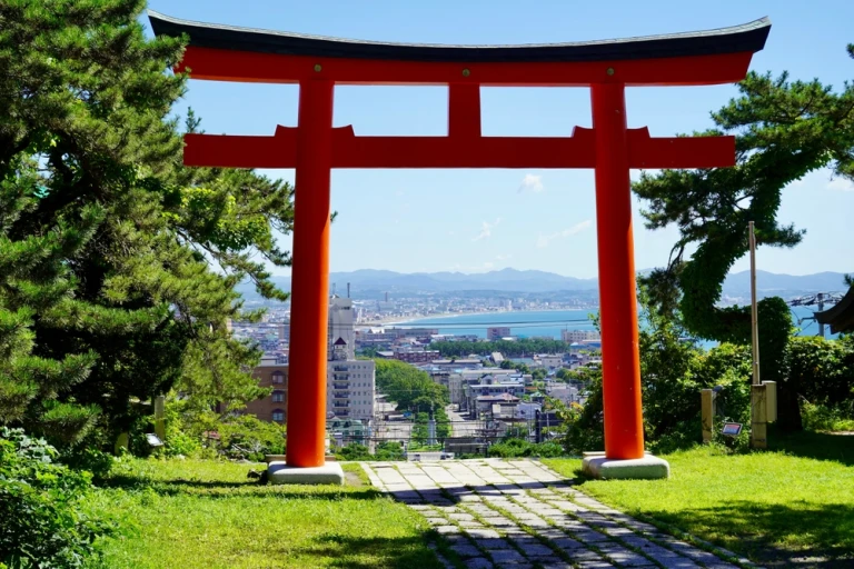 Der Saal von Hakdat Gokoku Shrine in Hakdat, Hokkaido.