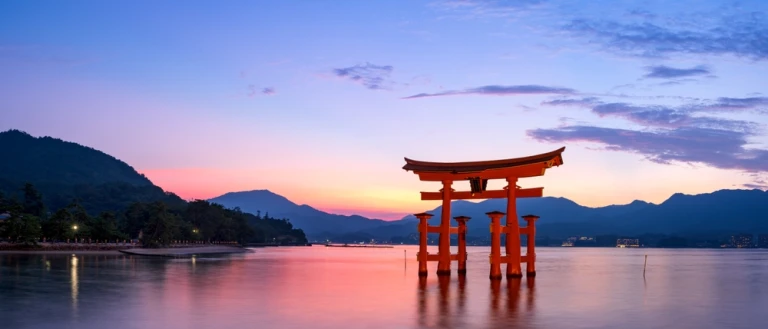 Panoramasicht auf das Tor des Itsukushima-Schreins in Miyajima in Hiroshima zu Zauberzeit.  Übersetzung Itsukushima Shrine