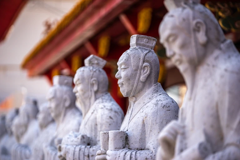 Statuen im Konfuzius-Tempel in Nagasaki, Japan