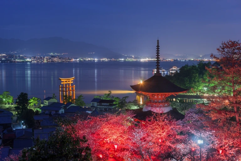 Miyajima Island, Hiroshima, Japan im Frühling in der Nacht.