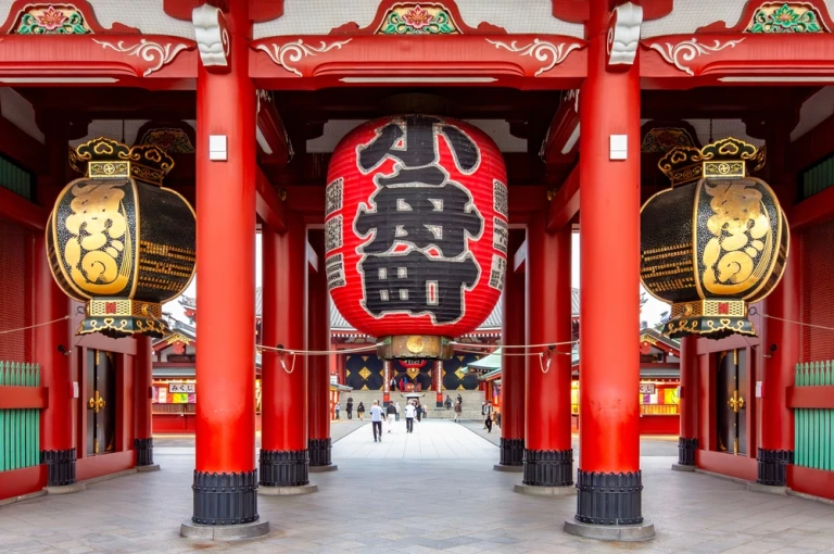 Hozomon-Tor des Senso-ji-Tempels in Asakusa, Tokio, Japan (Übersetzung auf Laterne Kobune Stadt)