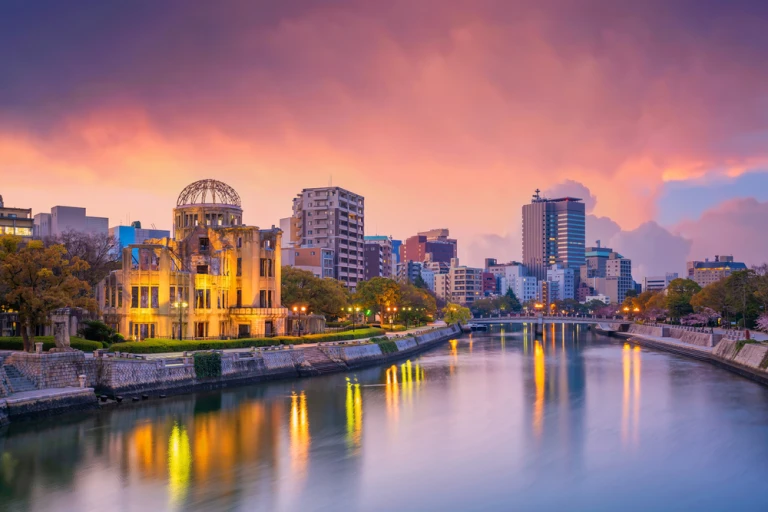 Blick auf Hiroshima-Skyline mit der Atombombenkuppel in Japan. UNESCO-Welterbe